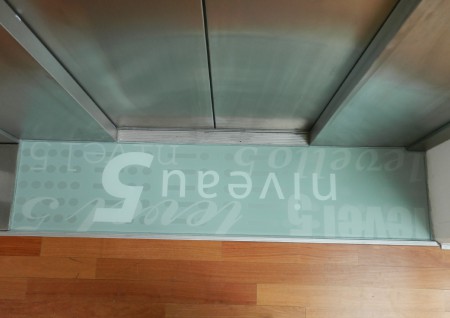 signalétique sur plaque en verre sortie d'ascenseur - 69003 lyon.jpg